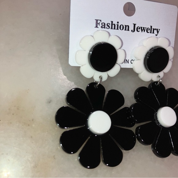 NEW Black and White Flower Drop Earrings - Picture 3 of 3